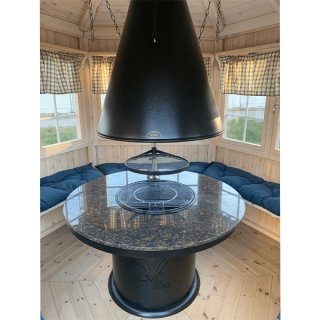 nuotiogrilli huuvalla piharakennukseen sisältä kuvattuna