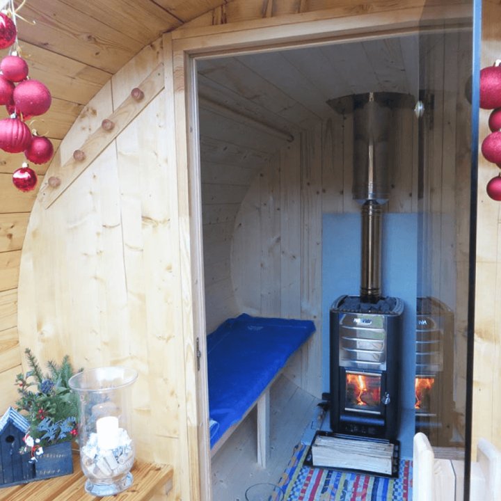 Pihasaunan puukiuas tulessa