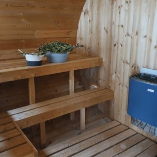 Pieni tynnyrisauna 1,6m, lauteet ja sähkökiuas asennettuna