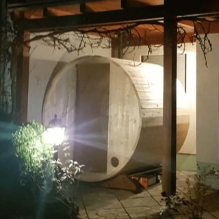 Pieni tynnyrisauna 1,6m, puuvalmiina pihalla