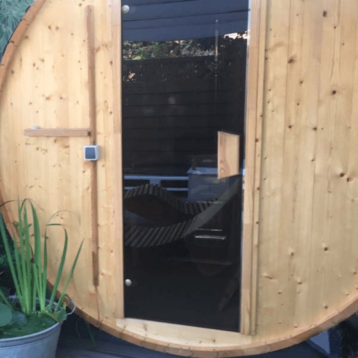 Pieni tynnyrisauna 1,6m lasiovi kuvattuna edestä päin