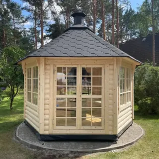 Tyylikäs huvimaja – sisältää grillin ja huuvan. Isot ikkunat ulos