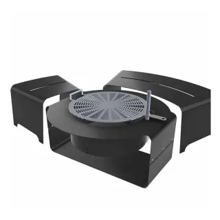 Nuotiogrillipaketti edestä päin kuvattuna. Kokonainen avotulipaikka samassa