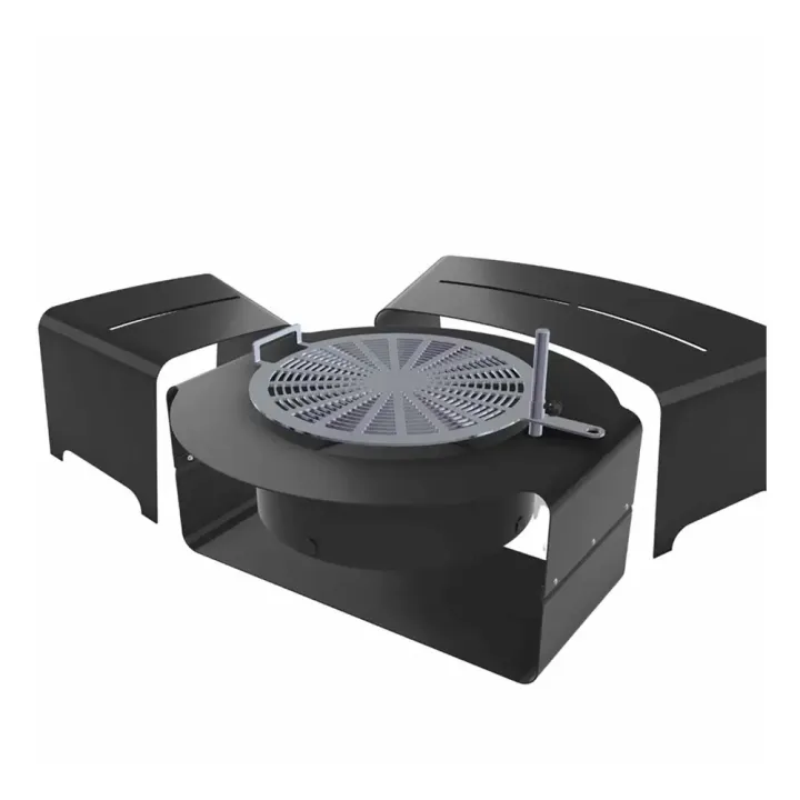 Nuotiogrillipaketti edestä päin kuvattuna. Kokonainen avotulipaikka samassa