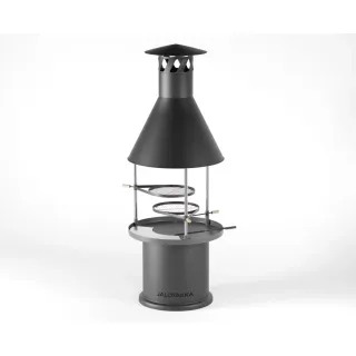 Nuotiogrilli kotka 3 kiinteällä savuhuuvalla edestä päin kuvattuna