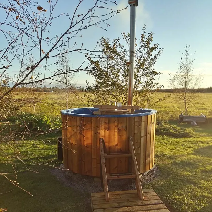 kylpytynnyri sivulta päin kuvattuna, palju sisäkamiinalla