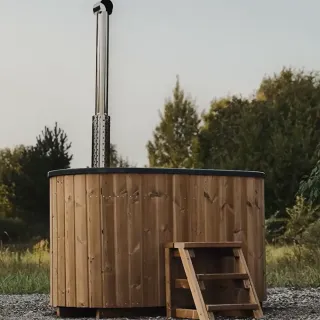 Ovaali kahdelle sopiva kylpytynnyri suvulta päin kuvattuna