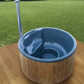 Pyöreä kylpytynnyri integroidulla kamiinalla, 1100 litraa, yläviistosta kuvattu