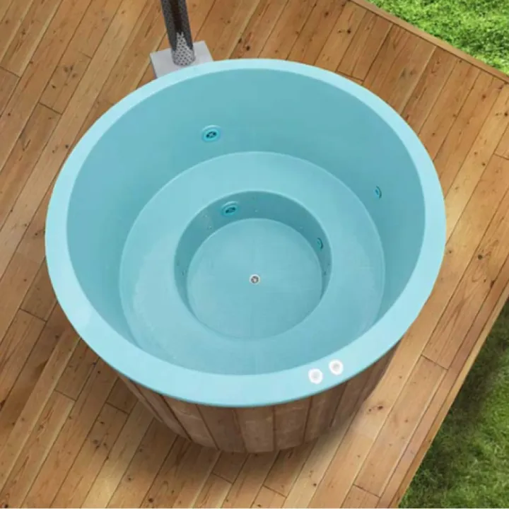 puuverhoillun, lasikuitualtaisen kylpytynnyrin sisusta päältä kuvattuna