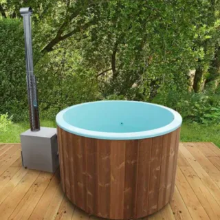 Pyöreä kylpytynnyri 1100 litraa, 4:lle henkilölle. Ulkopuolisella kamiinalla