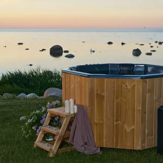 kahdeksankulmainen kylpytynnyri 6 henkilölle, 1200 Litraa sivulta päin kuvattuna