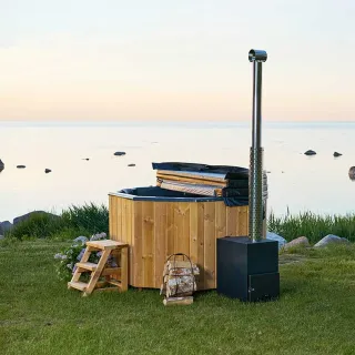 kahdeksankulmainen kylpytynnyri 6 henkilölle, 1200 Litraa, eristekansi avattuna