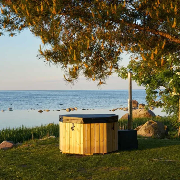 kahdeksankulmainen kylpytynnyri 6 henkilölle, 1200 Litraa, lämpökansi päällä