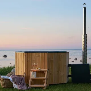 kahdeksankulmainen kylpytynnyri 6 henkilölle, 1200 Litraa sivulta päin kuvattuna