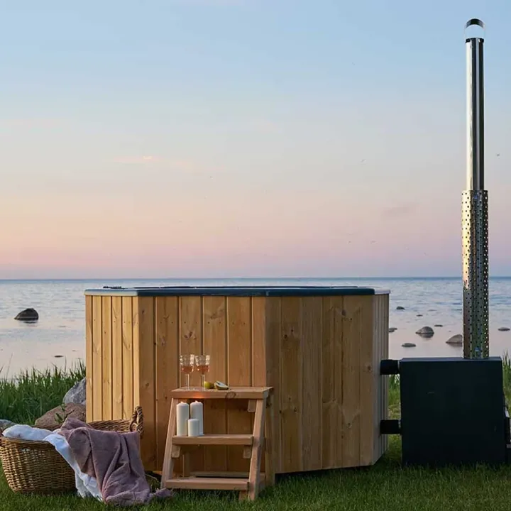 kahdeksankulmainen kylpytynnyri 6 henkilölle, 1200 Litraa sivulta päin kuvattuna