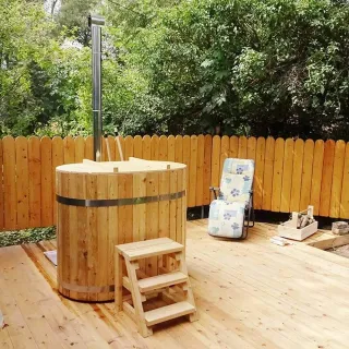 Ovaali puukylpytynnyri, 600 litraa, kuvattuna edestä päin