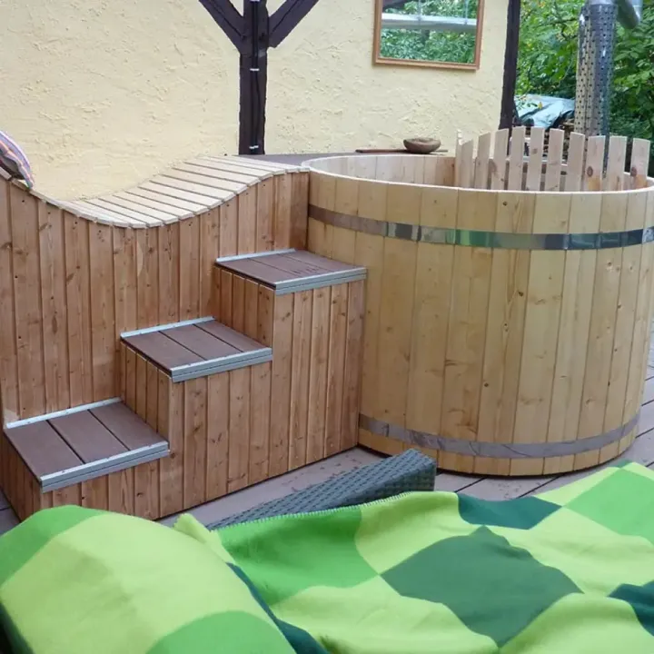 Puukylpytynnyri kamiina sisäpuolella, 1300 - 3600 litraa. Edullinen puupalju integroituna terassiin