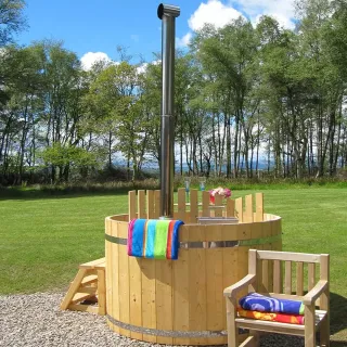 Puukylpytynnyri kamiina sisäpuolella, 1300 - 3600 litraa. Edullinen puupalju pihalle