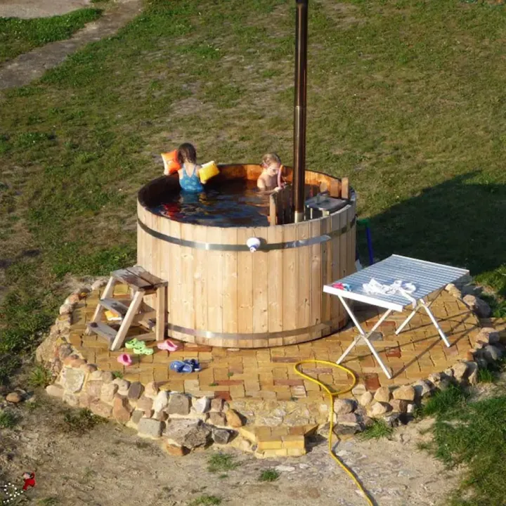 Puukylpytynnyri kamiina sisäpuolella, 1300 - 3600 litraa. Edullinen kokoperheen puupalju