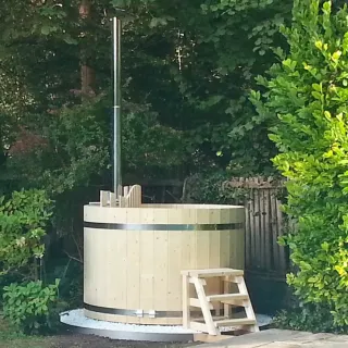 Puukylpytynnyri kamiina sisäpuolella, 1300 - 3600 litraa. Edullinen puupalju kiristinraudoilla