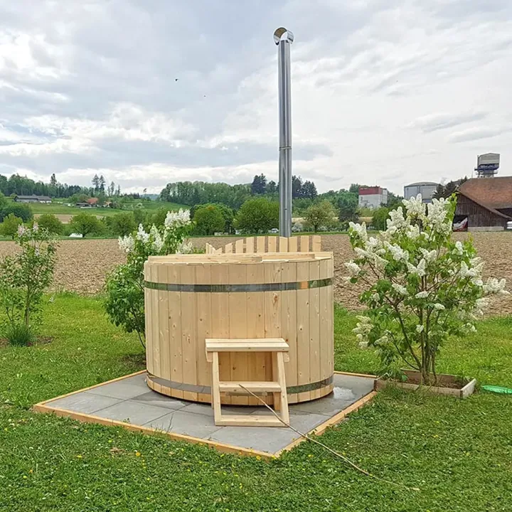 Puukylpytynnyri kamiina sisäpuolella, 1300 - 3600 litraa. Edullinen puupalju sivulta päin kuvattu