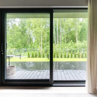 Liukuovi, puu-alumiini, musta, 1990 x2090 mm, sispuolelta kuvattuna