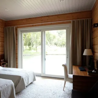 Liukuovi, puu-alumiini, valkoinen, 1990 x2090 mm, lasiliukuseinä makuuhuoneeseen