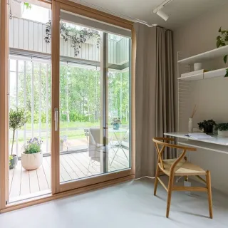 Liukuovi, puu-puu, mäntykuulto, 1990 x2090 mm, sisäpuolelta kuvattuna