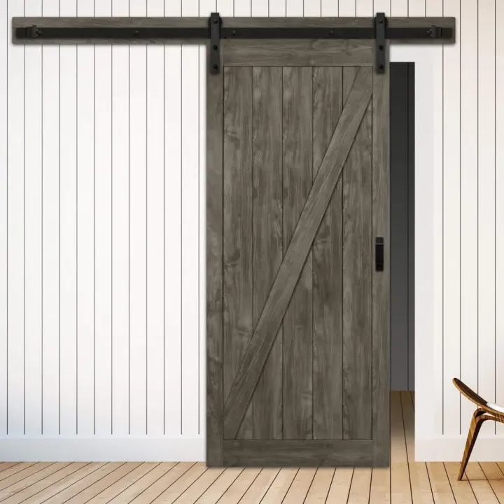 Tummanharmaa ladon ovi sisätiloihin