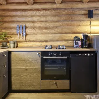 Ventus 100 TC musta kaasujääkaappi asennettuna mökkikeittiön tasoon