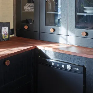 Ventus 100 TC musta kaasujääkaappi modernissa hirsikeittiössä