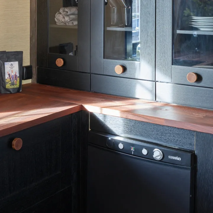 Ventus 100 TC musta kaasujääkaappi modernissa hirsikeittiössä