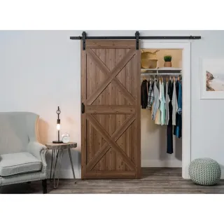 LADON Ovi Saluuna liukuovi suljettuna – tummanruskea X‑kuvioinen ovipaketti vaatehuoneen edessä