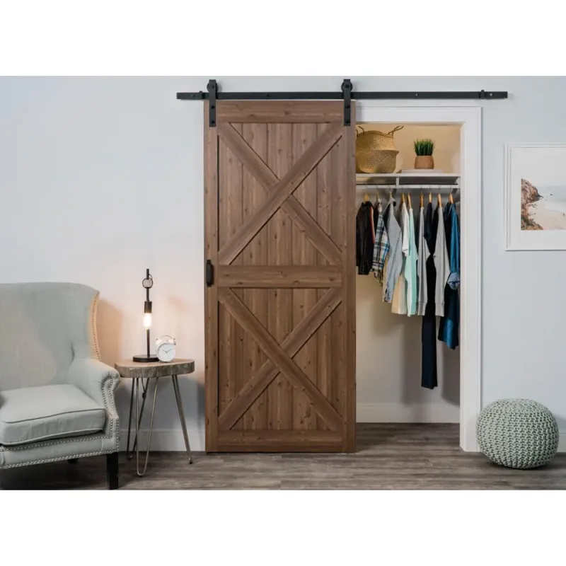 LADON Ovi Saluuna liukuovi suljettuna – tummanruskea X‑kuvioinen ovipaketti vaatehuoneen edessä