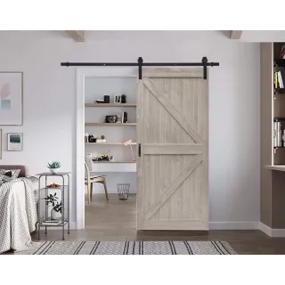 LADON Ovi Hopeakelo liukuovi asennettuna – vaaleanharmaa K‑kuvioitu ovi avoinna olohuoneessa