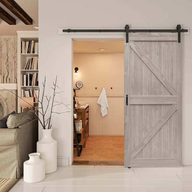 LADON Ovi Hopeakelo liukuovi suljettuna – K‑kuvioinen vaaleanharmaa ovi avaamassa huoneen