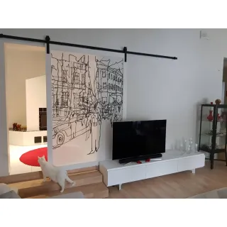 LADON kiskopaketti asennettuna tapettiseinälle – mattamusta rautakisko ilman ovea