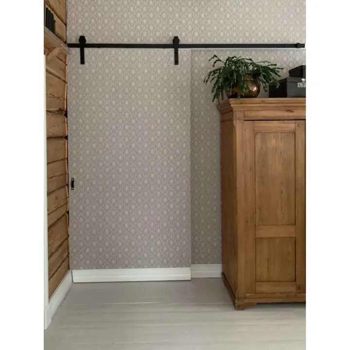 LADON kiskopaketti taideliukuoven kanssa – kisko ja pyörästö kannattelevat itse tehtyä liukuovea