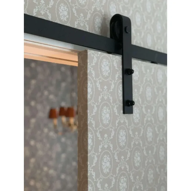 LADON Ovi kiskopaketin pyörästön lähikuva – mattamusta rautakisko ja soft‑close‑pyörästö