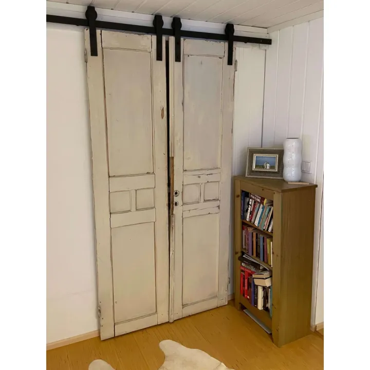 Parioven liukuovikisko vanhoille ovilevyille – kaksi rustiikkista ovea liukukiskolla makuuhuoneessa