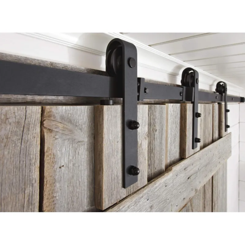 LADON pariovikiskon lähikuva – mattamusta rautakisko ja pyörästö kahdelle ovilehdelle