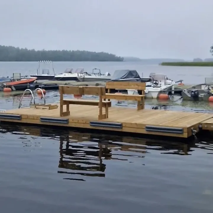 Putkiponttonilaituri, jossa uimaportaat ja penkit; sopii sekä uima- että venelaituriksi.