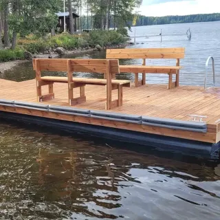 Putkiponttonilaituri, jossa uimaportaat ja penkit; sopii sekä uima- että venelaituriksi.