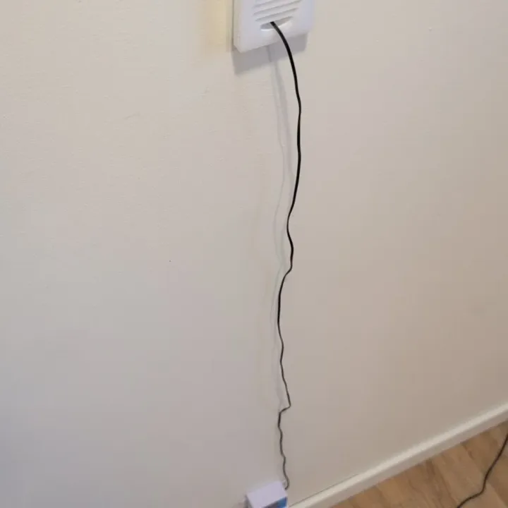 Sisätilan ilmanvaihtoventtiili, joka on liitetty aurinkoilmakeräimeen ja ohjaa lämmitettyä ilmaa huoneeseen.