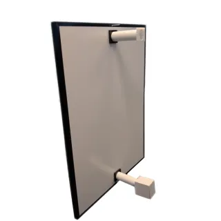 Aurinkoilmakeräimen takaa otettu kuva, jossa näkyy musta ulkoyksikkö, liitäntäputket ja termostaatti.